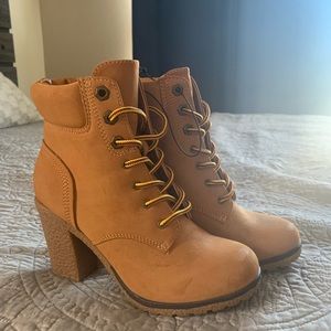 Woman’s size 6  new boots